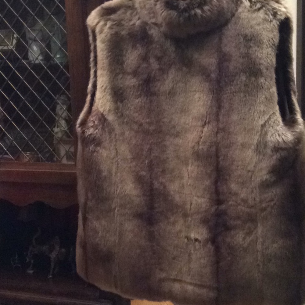 Synthetic fur vest with brown silky linning - Picture 4 of 6